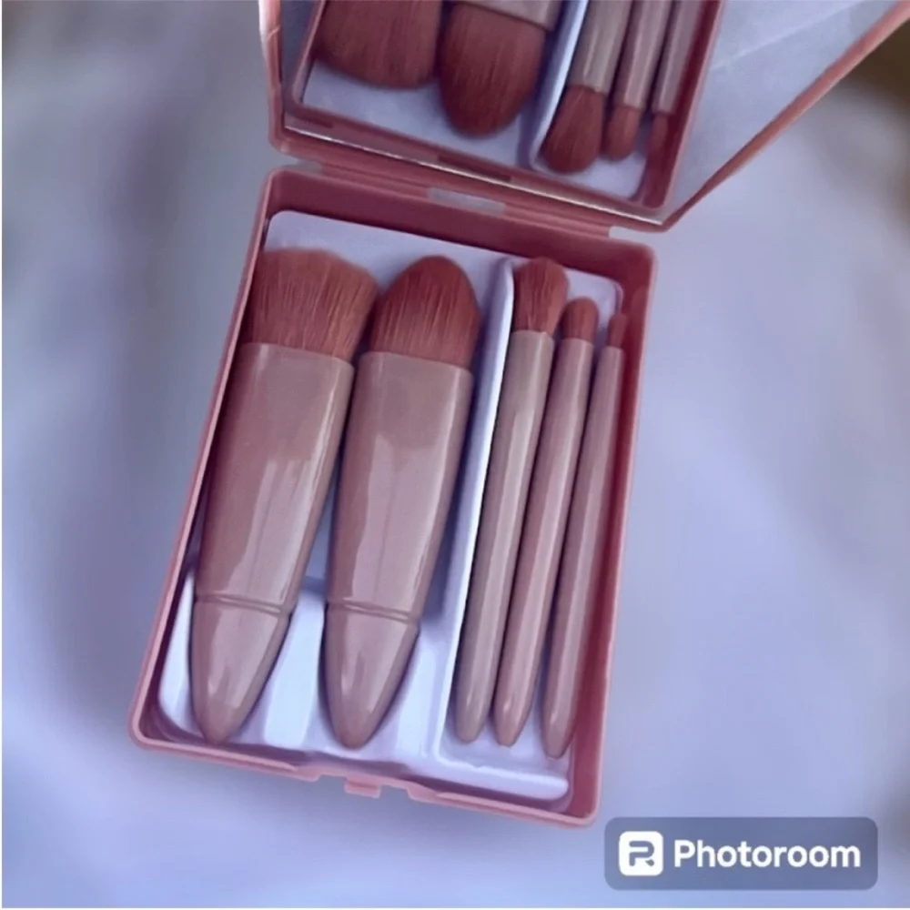 Travel Makeup Brush Set In Mirrored Compact Case, 5 Brush Mini Travel Set